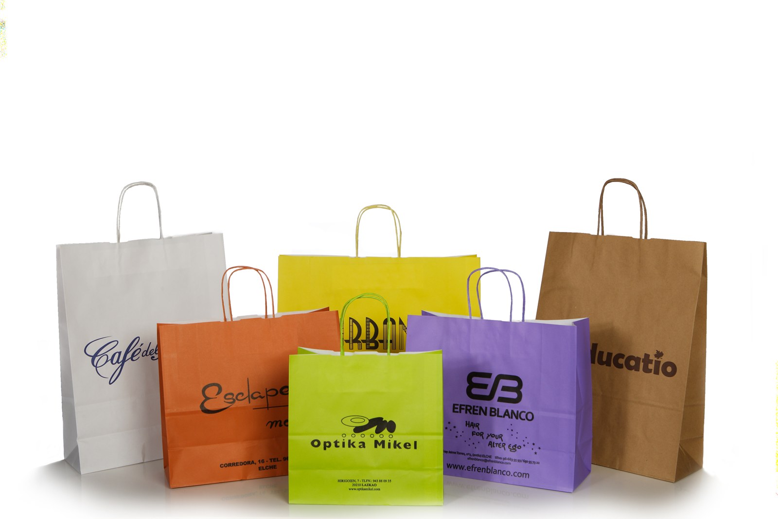 Bolsas de papel personalizadas en distintos colores con asas rizadas